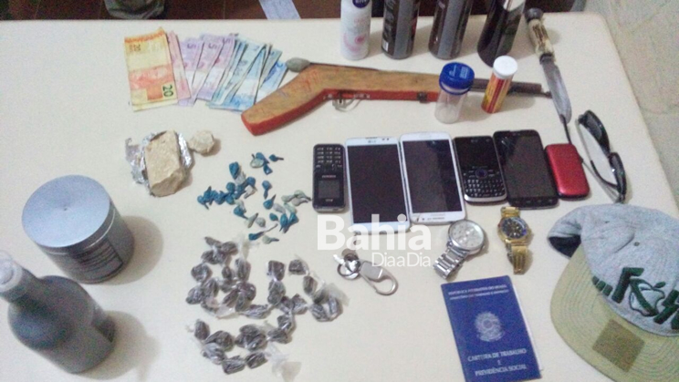 Polcia prende grupo acusado de atuar no trfico de drogas em Guaratinga. (Foto: Divulgao/PM)