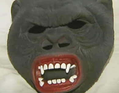 Maníaco usava uma máscara de macaco na prática dos crimes. (Foto: Reprodução/Cidade Alerta)