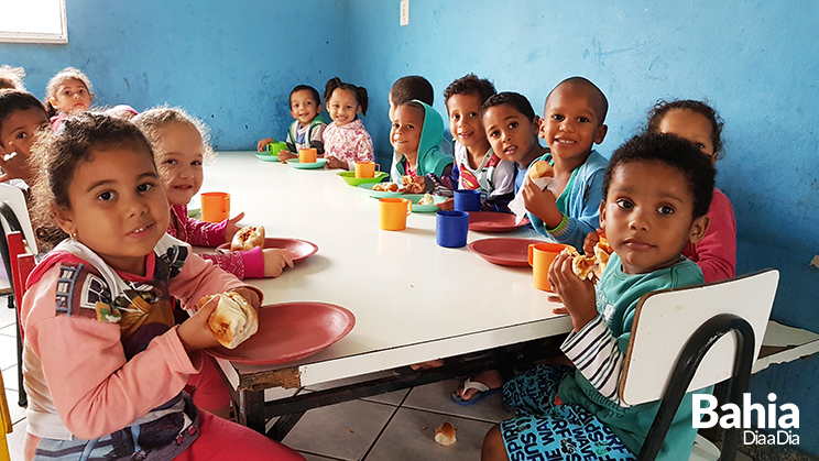 Cerca de 120 alunos da creche Jovina Batista possuem cinco refeies dirias. (Foto: Alex Gonalves/BAHIA DIA A DIA)