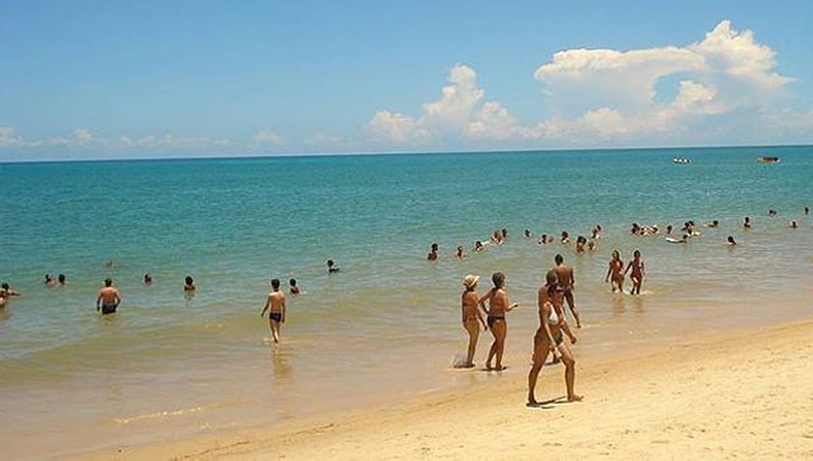 Falta de salva vidas coloca em risco banhistas em Porto Seguro. (Foto: Praia de Taperapu/Divulgao)