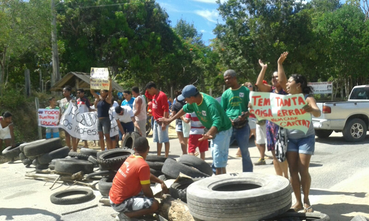 Moradores bloqueiam BA-001 em protesto contra situação precária em Trancoso. (Foto: Reprodução/Whatsapp)