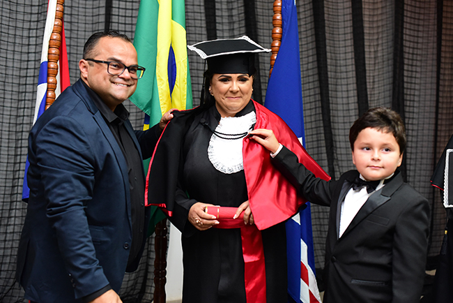 Edleuza Alves Viana, ao lado do esposo advogado, Dr Luciano Neves e o filho do casal. (Foto: Divulgao)