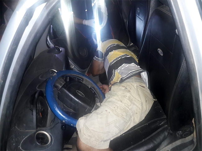 Condutor chegou a ficar desacordado dentro do veculo e foi resgatado por uma equipe do Samu. (Foto: Reproduo/WhatsApp)