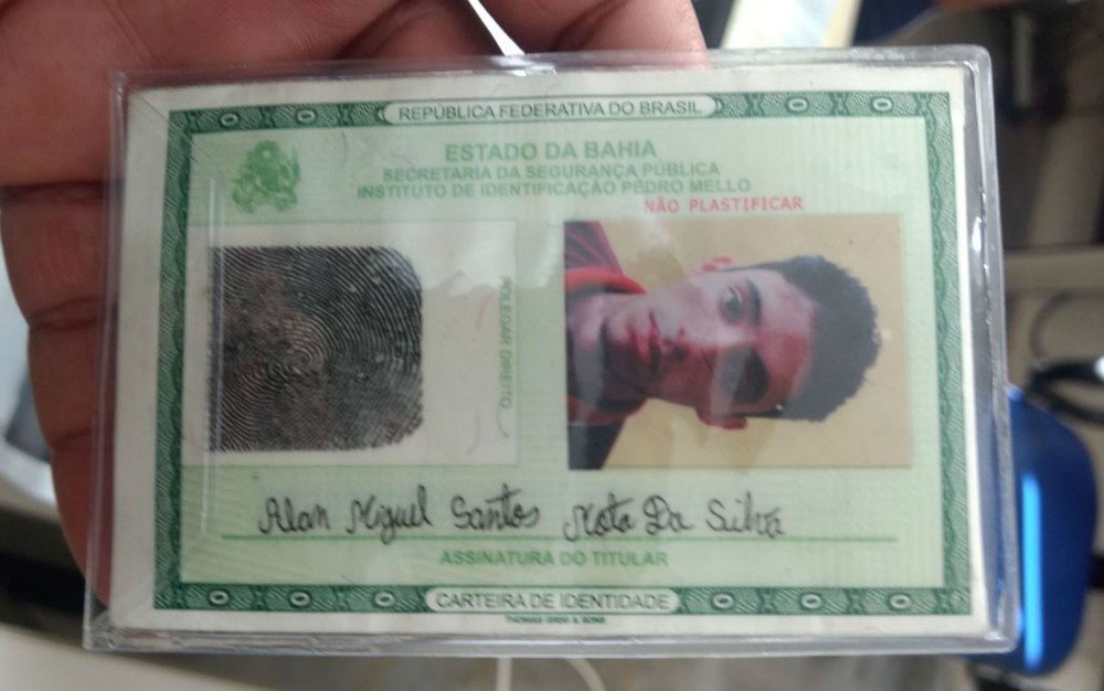 Identidade falsa usada pelo suspeito foi apreendida (Foto: Divulgao/Polcia Militar)
