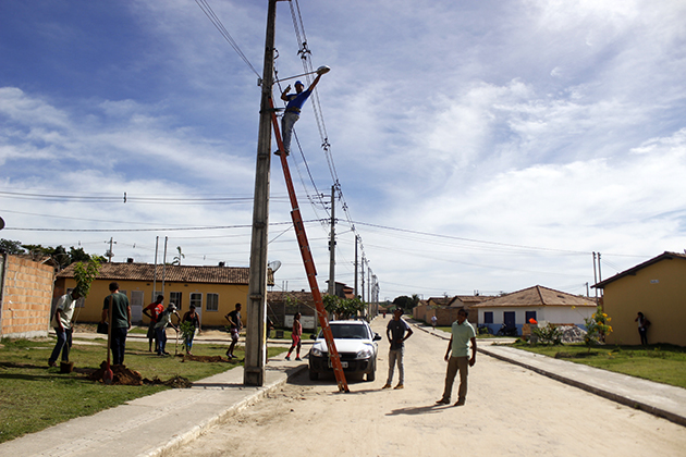 Foram feitas reposio de aproximadamente 20 lmpadas nos postes que estavam sem iluminao. (Foto: Divulgao/Ascom)