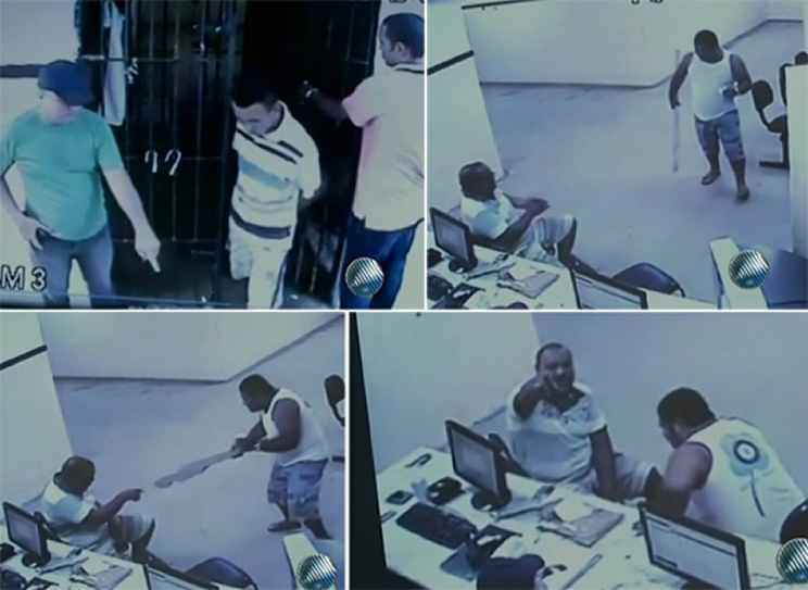 Ricardo (na primeira imagem  esquerda)  retirado da cela por dois homens. Em um segundo momento, um homem simula como foi a agresso ao preso em conversa com outro policial (Foto: Reproduo / TV Bahia)
