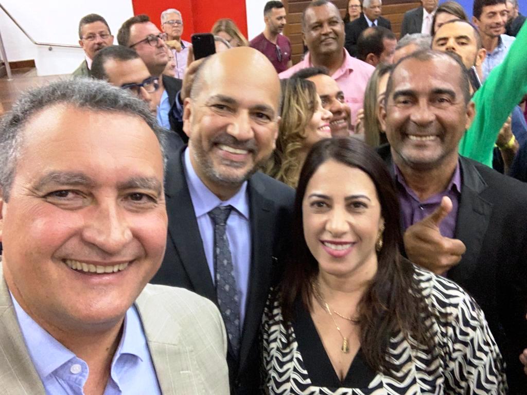 Governador ao lado do prefeito Robrio Oliveira e da prefeita de Porto Seguro, Claudia Oliveira, no evento que anunciou a unidade. (Foto: Divulgao)