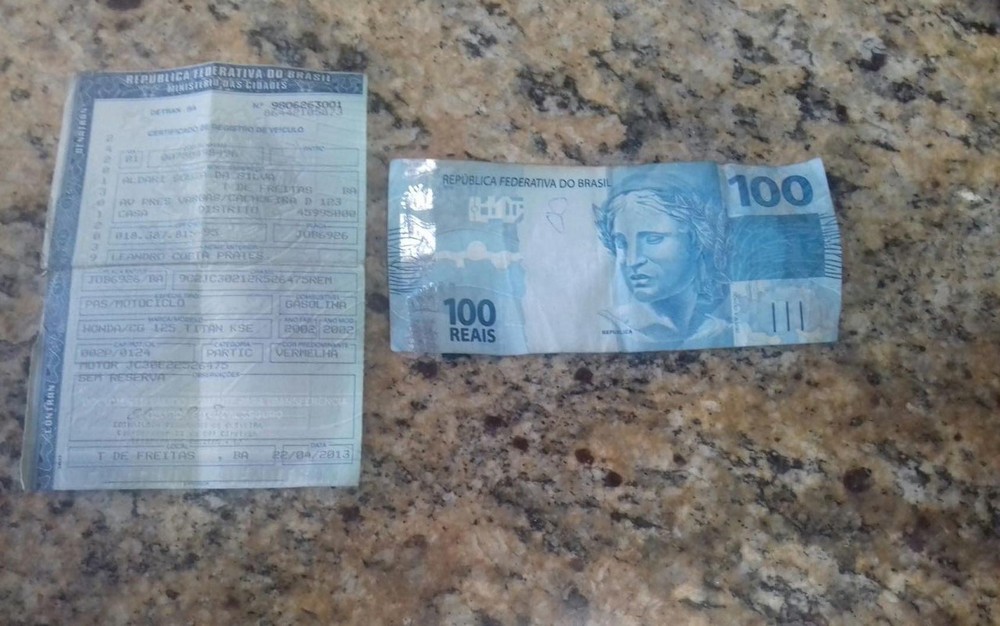 Homem que dirigia moto sem habilitao tentou oferecer dinheiro para policial (Foto: Divulgao/ PRF)