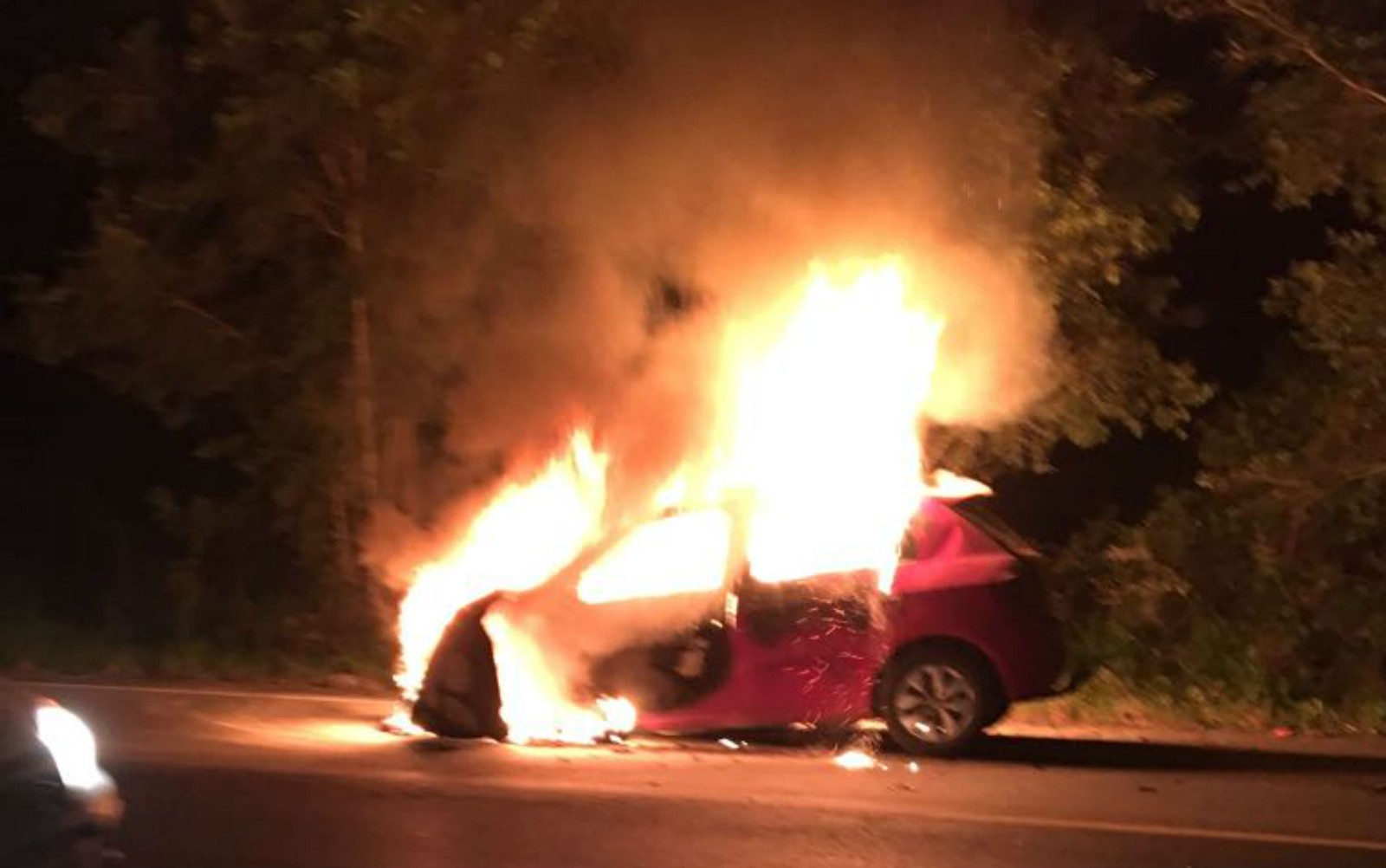 Carro em que o empresrio estava pegou fogo no momento da batida.(Foto: Reproduo/Whatsapp0