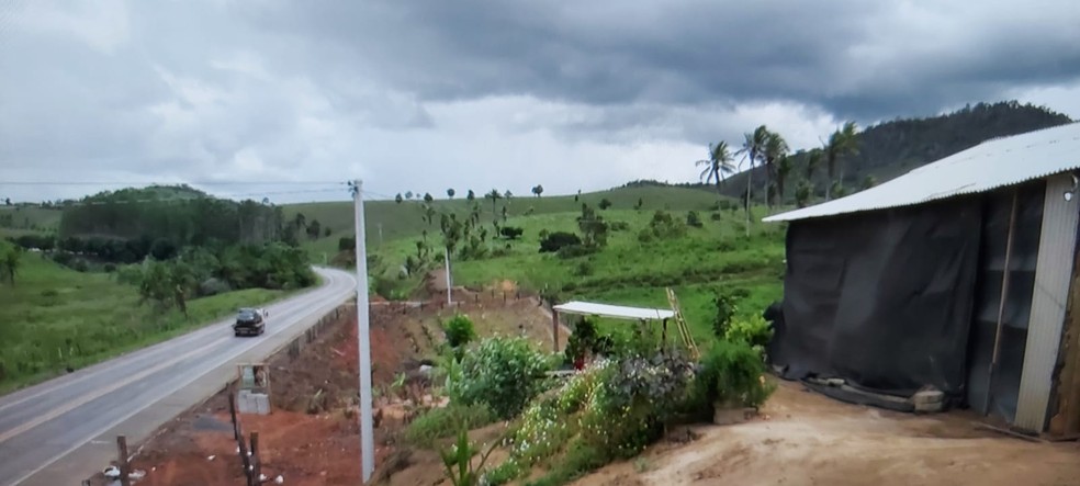 Ktia Petersen/TV Bahia - Casebre fica no distrito de Montinho, as margens da BR-101.
