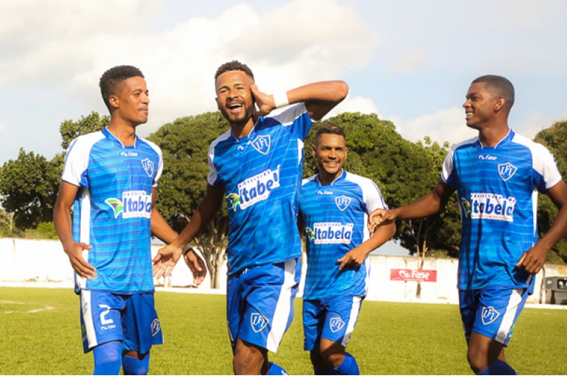 Foto: Tiuí marcou os dois gols para Itabela. (Regilmar Souza/Folha Baiana)