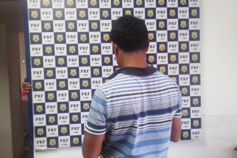 Foto: Motociclista ofereceu suborno para tentar não seu autuado e acabou preso (Foto: Divulgação/ PRF-BA)