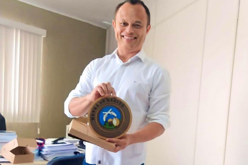 Foto: Delegado Moisés Damasceno recebe homenagem da PM - Foto: Divulgação