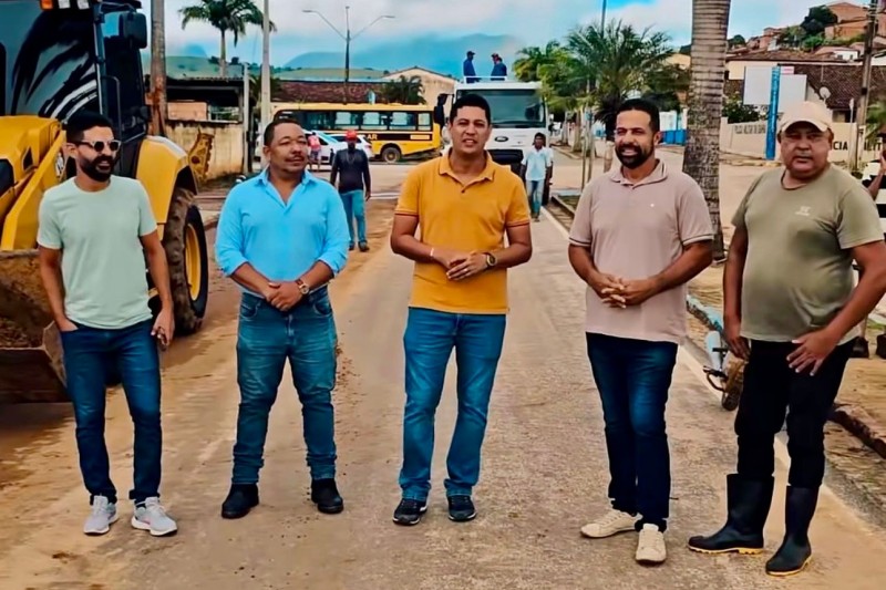 Foto: Divulgação - Prefeito Gandhi vistoria ruas e anuncia força-tarefa após fortes chuvas em Guaratinga
