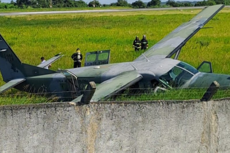 Foto: Divulgação - Avião da FAB sai da pista durante pouso em Porto Seguro