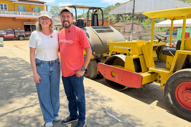 Foto: Divulgação - Prefeito Flauzino e vereadora Simone Sossai anunciam chegada de máquinas para pavimentação de Montinho