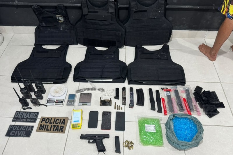 Foto: Divulgação - Ação integrada das polícias Civil e Militar termina com dois presos, um morto em confronto e apreensão de armas e equipamentos balísticos em Porto Seguro