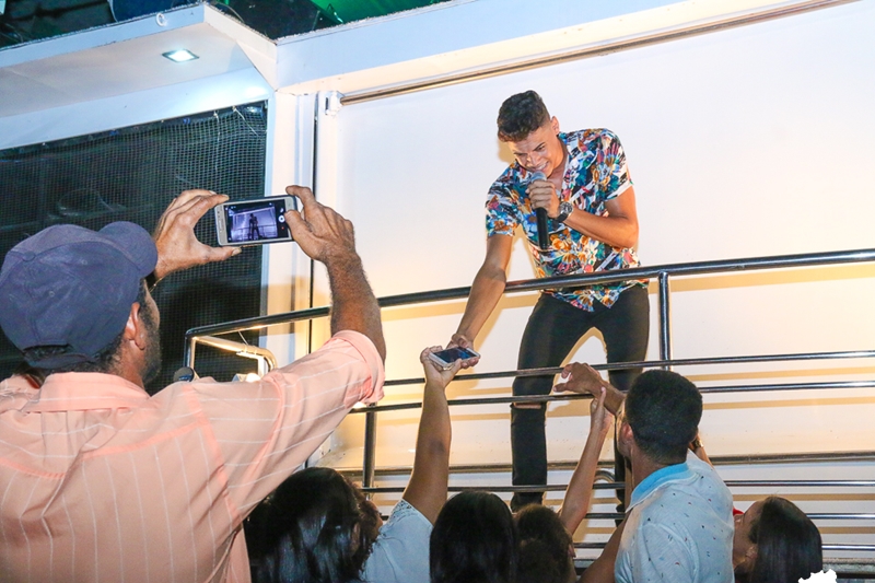 Cantor itabelense Devison Ferraz foi um dos destaques da noite. (Foto: Joziel Costa/BAHIA DIA A DIA)