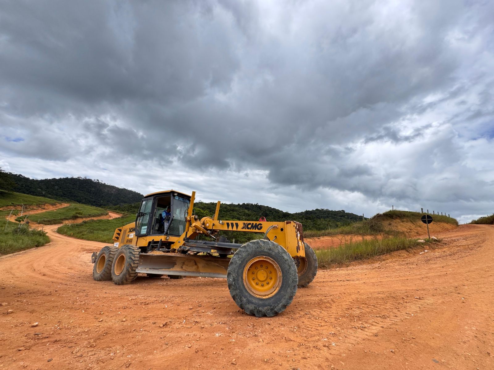 Prefeito Ricardo Flauzino acompanha in�cio da a��o de patrolamento e cascalhamento de estradas vicinais em Montinho