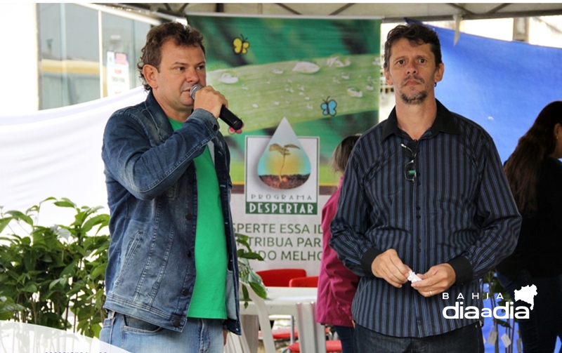 Parceria com a secretarias de agricultura e meio ambiente, distribuiu trezentas mudas de plantas nativas. (Foto: Divulgao/Ascom)