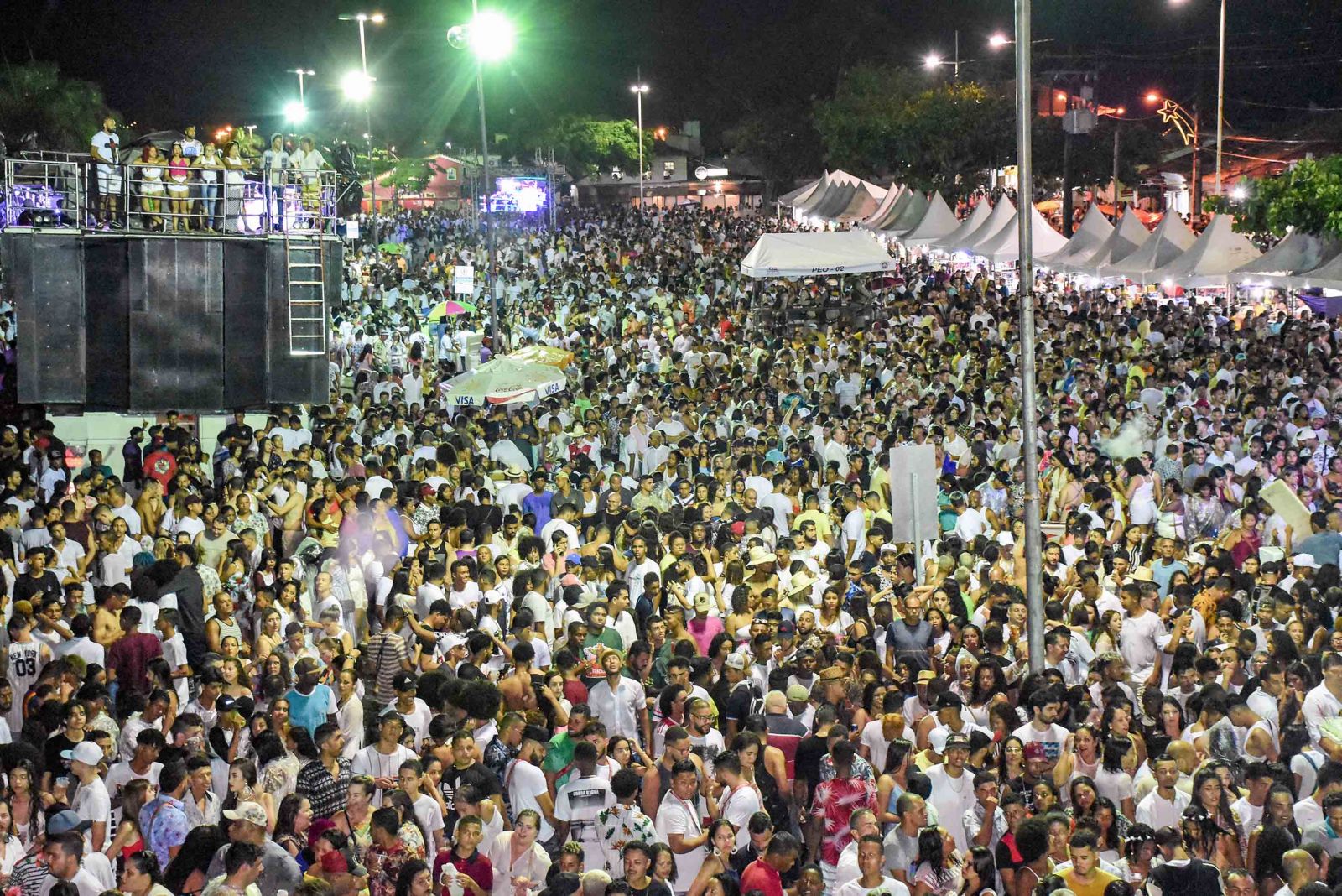 Mais de 100 mil pessoas prestigiaram a virada do ano na passarela do descobrimento. (Foto: Divulgao)