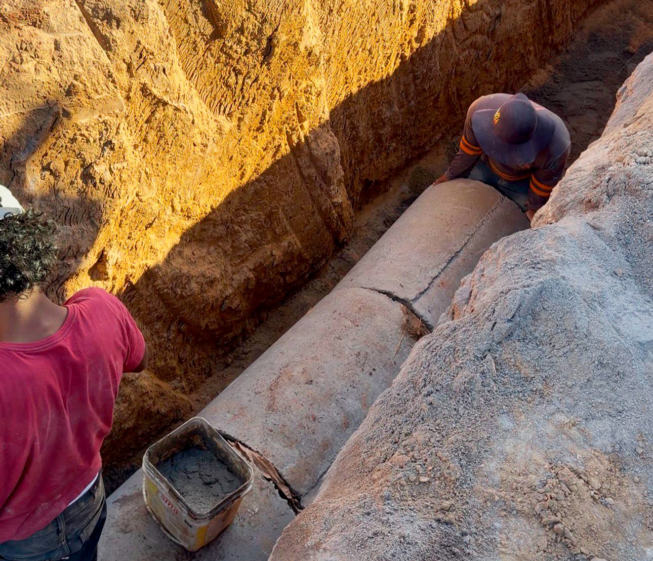 Prefeito Ricardo Flauzino acompanha obras de manilhamento e pavimenta��o na Rua Ayrton Sena