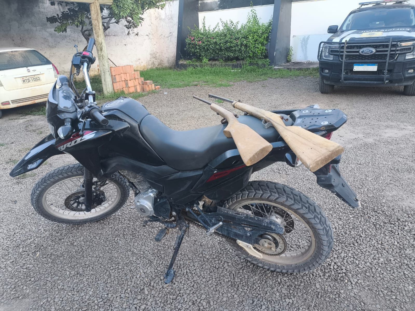 Pol�cia Militar realiza a��es e apreende ve�culos adulterados e armas em Itabela