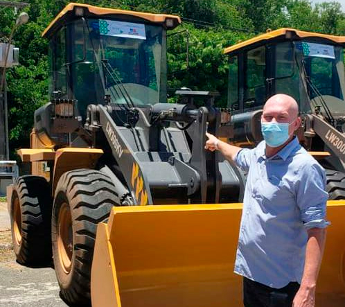 Luciano Francisqueto, recebeu das mos do governador do estado, novos importantes maquinrios que vo atender a infraestrutura da regio. (Foto: Divulgao)