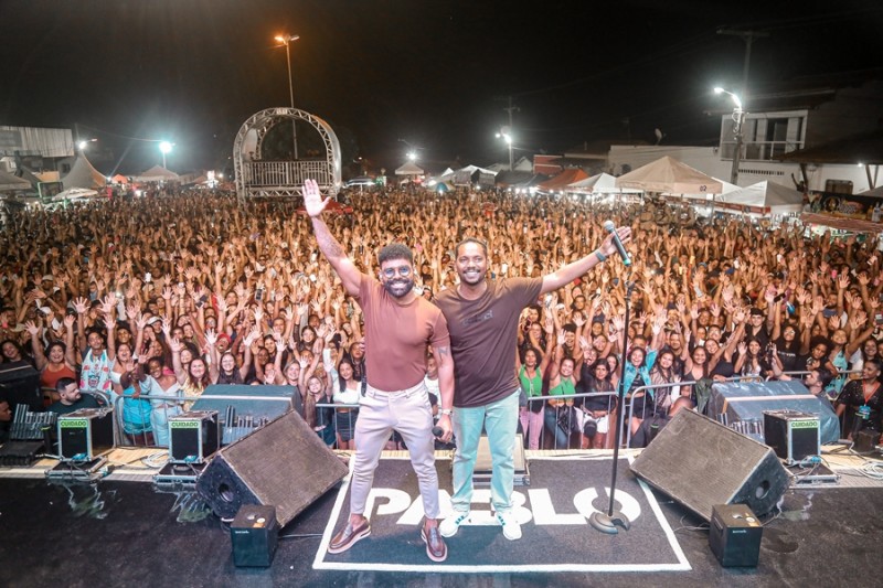 Prefeito Luizinho, ao lado do cantor Pablo, durante a Micareta de Itagimirim. (Foto: Divulga��o)