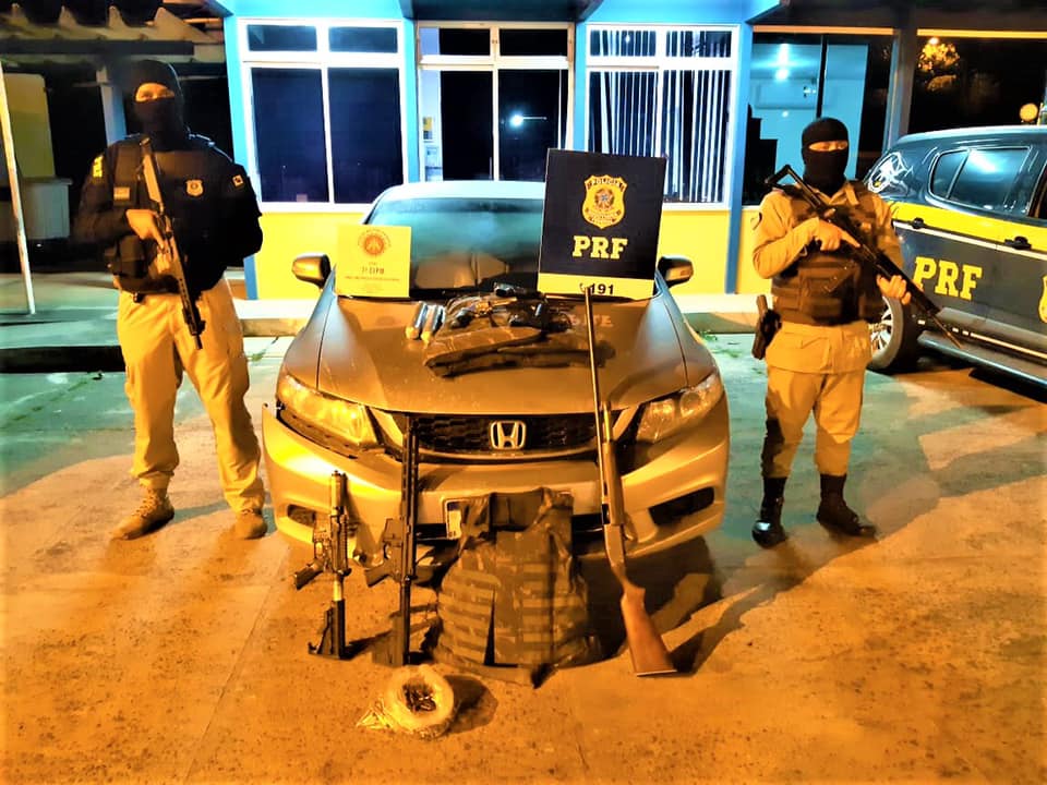 PRF e PMBA apreendem arsenal de guerra, explosivos e coletes balsticos em Itabela. (Foto: Divulgao)