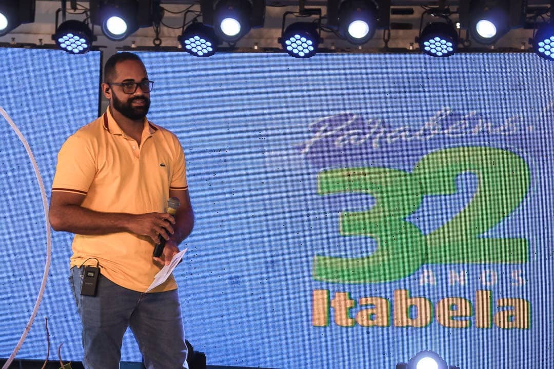 Locutor e Jornalista Fbio Prates durante live de aniversrio dos 32 anos da cidade de Itabela. (Foto: Reproduo)