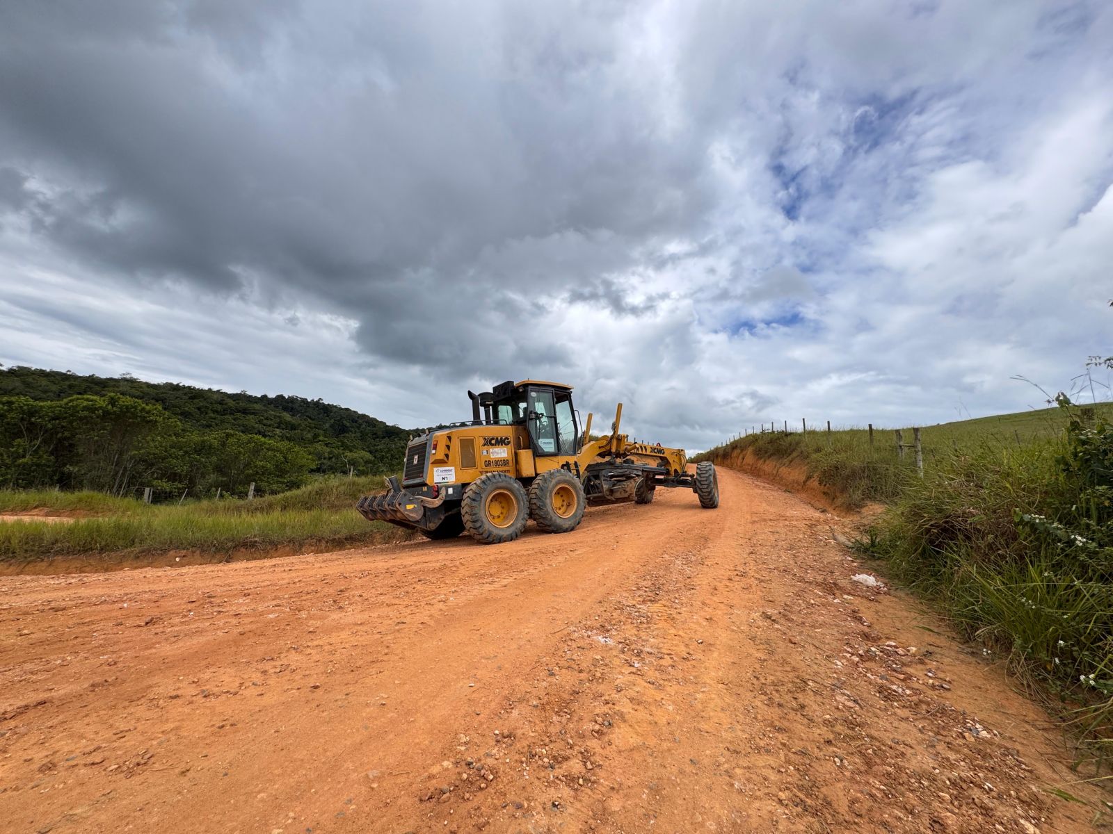 Prefeito Ricardo Flauzino acompanha in�cio da a��o de patrolamento e cascalhamento de estradas vicinais em Montinho