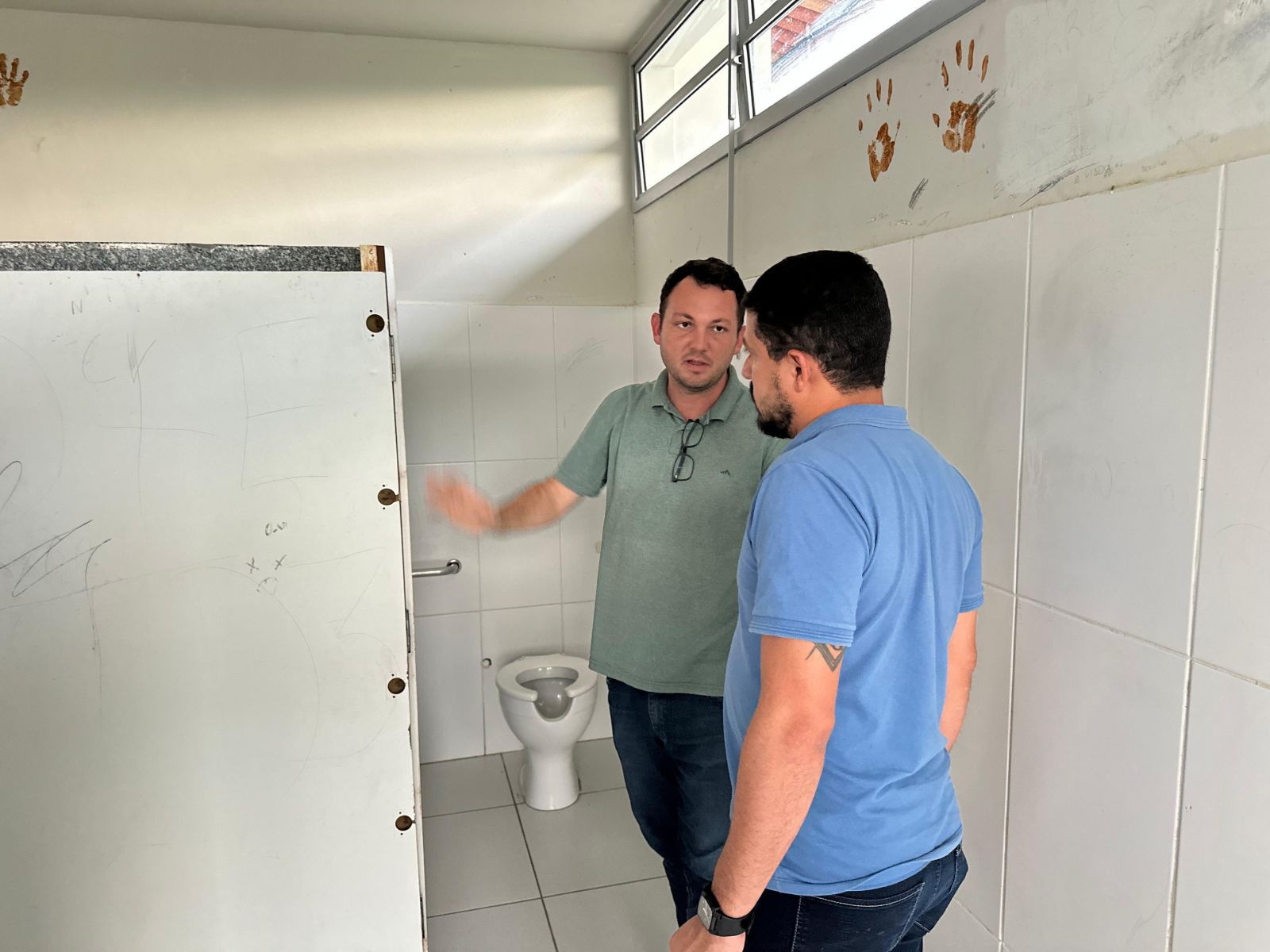 Prefeito visita escolas em Monte Pascoal e anuncia reparos nas unidades ap�s atos de vandalismo