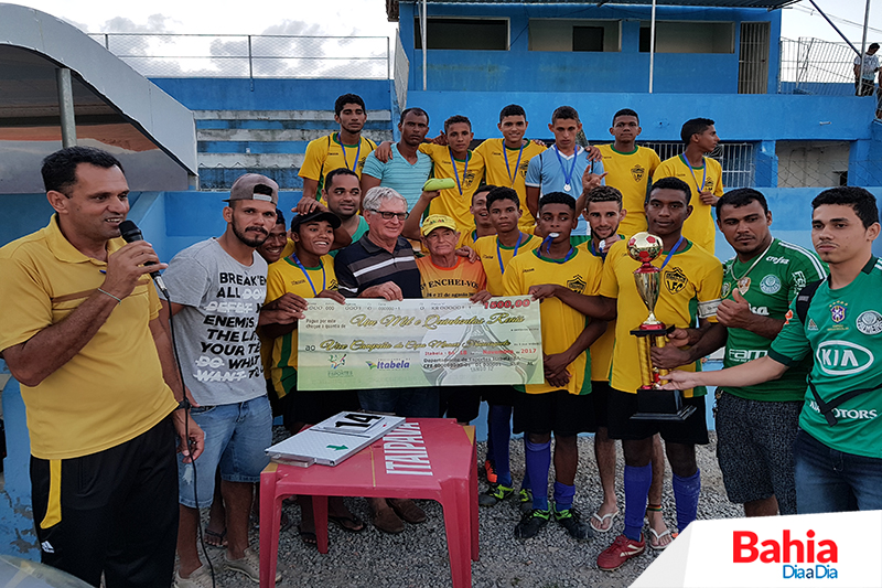 Santos do Ouro verde recebe a premiao de vice-campeo. (Foto: Alex Gonalves/BAHIA DIA A DIA)