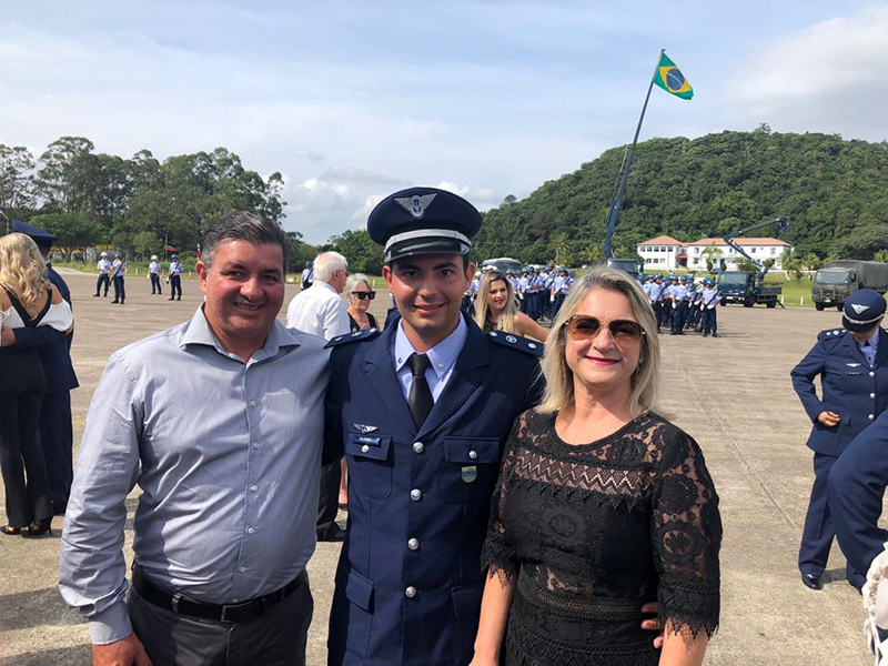Hugo, ao lado dos pais Manoel Carneiro Filho e Suziane Francisqueto Carneiro. (Foto: Divulga��o) 