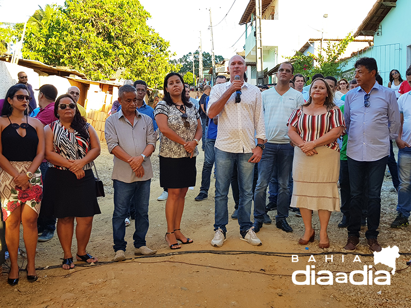 Populao recebeu melhorias com entusiasmo na tarde desta sexta-feira (16). (Foto:Alex Gonalves/BAHIA DIA A DIA)