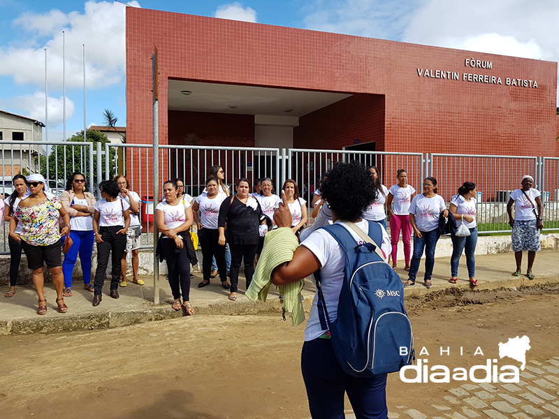 Grupo de mulheres conclamou gritos com frases de ordem. Mexeu com uma, mexeu com todas. (Foto: Alex Gonalves/BAHIA DIA A DIA)