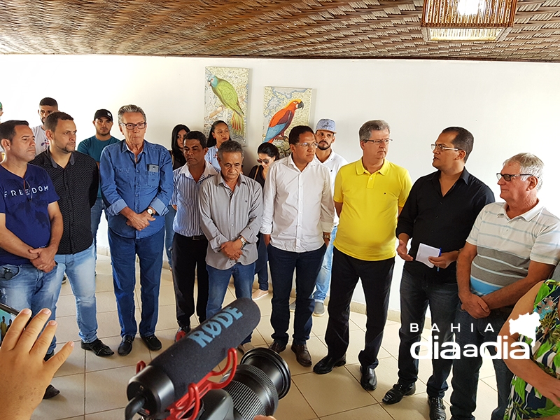 Deputados Jutahy Magalhes Jr. e Augusto Castro tem recepo calorosa em Itabela. (Foto: Alex Gonalves/BAHIA DIA A DIA)