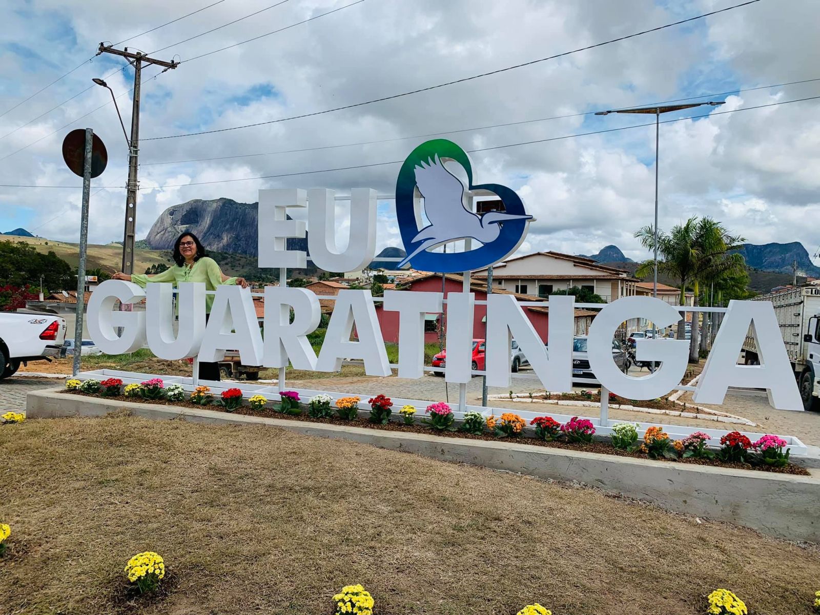 Prefeita inaugura letreiro " Eu Amo Guaratinga", instalado na entrada da cidade. (Foto: Divulgao)