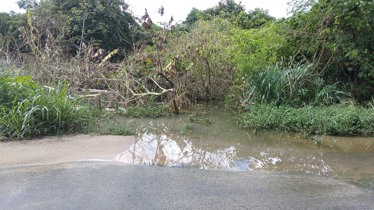 Prefeitura de Eunpolis desobstrui outra represa no bairro Rosa Neto para evitar alagamentos - Foto: Divulgao 