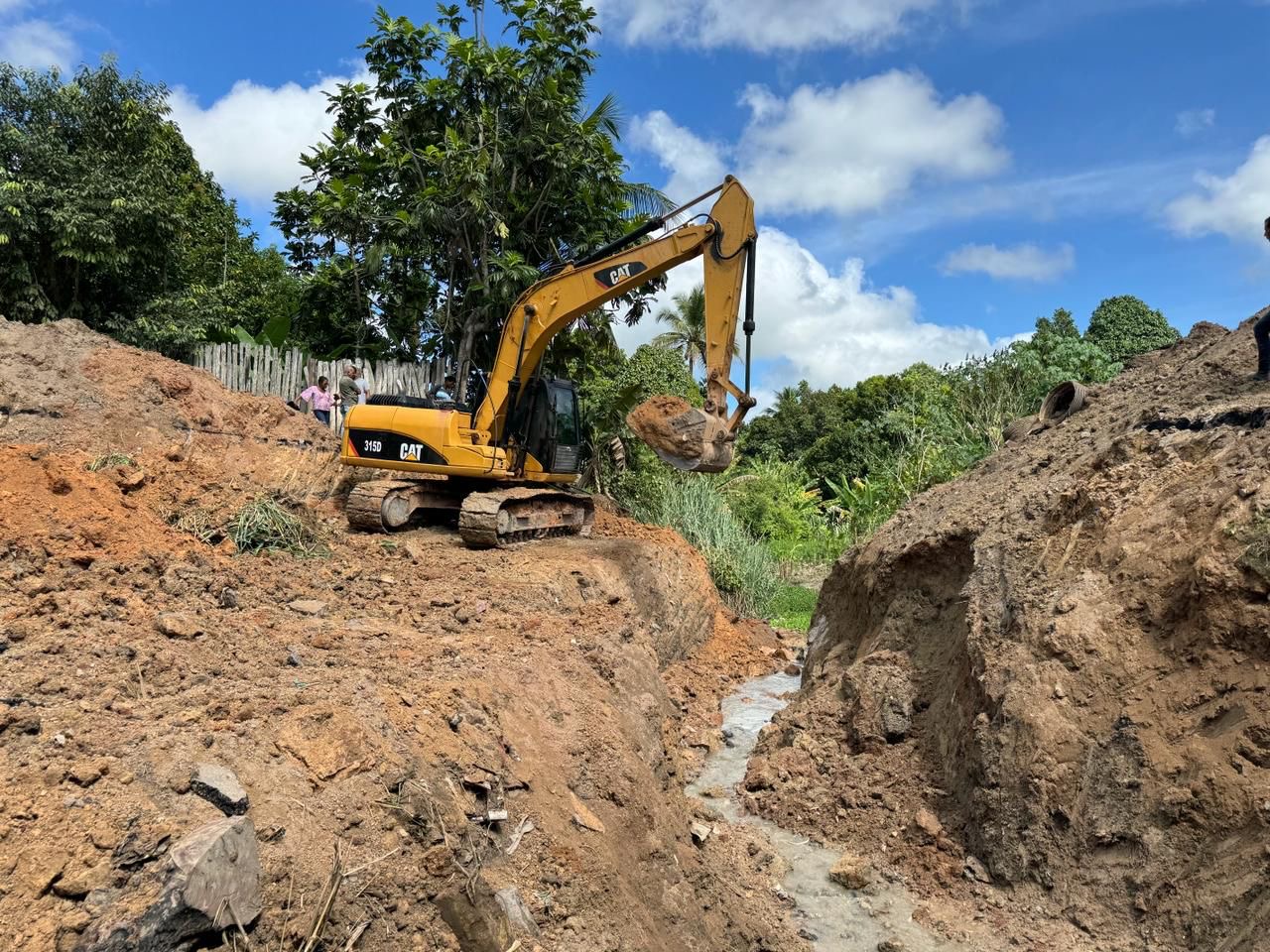 Prefeitura de Eun�polis segue com obra de drenagem pra beneficiar moradores dos bairros Rosa Neto e Juca Rosa - (Foto: Divulga��o)