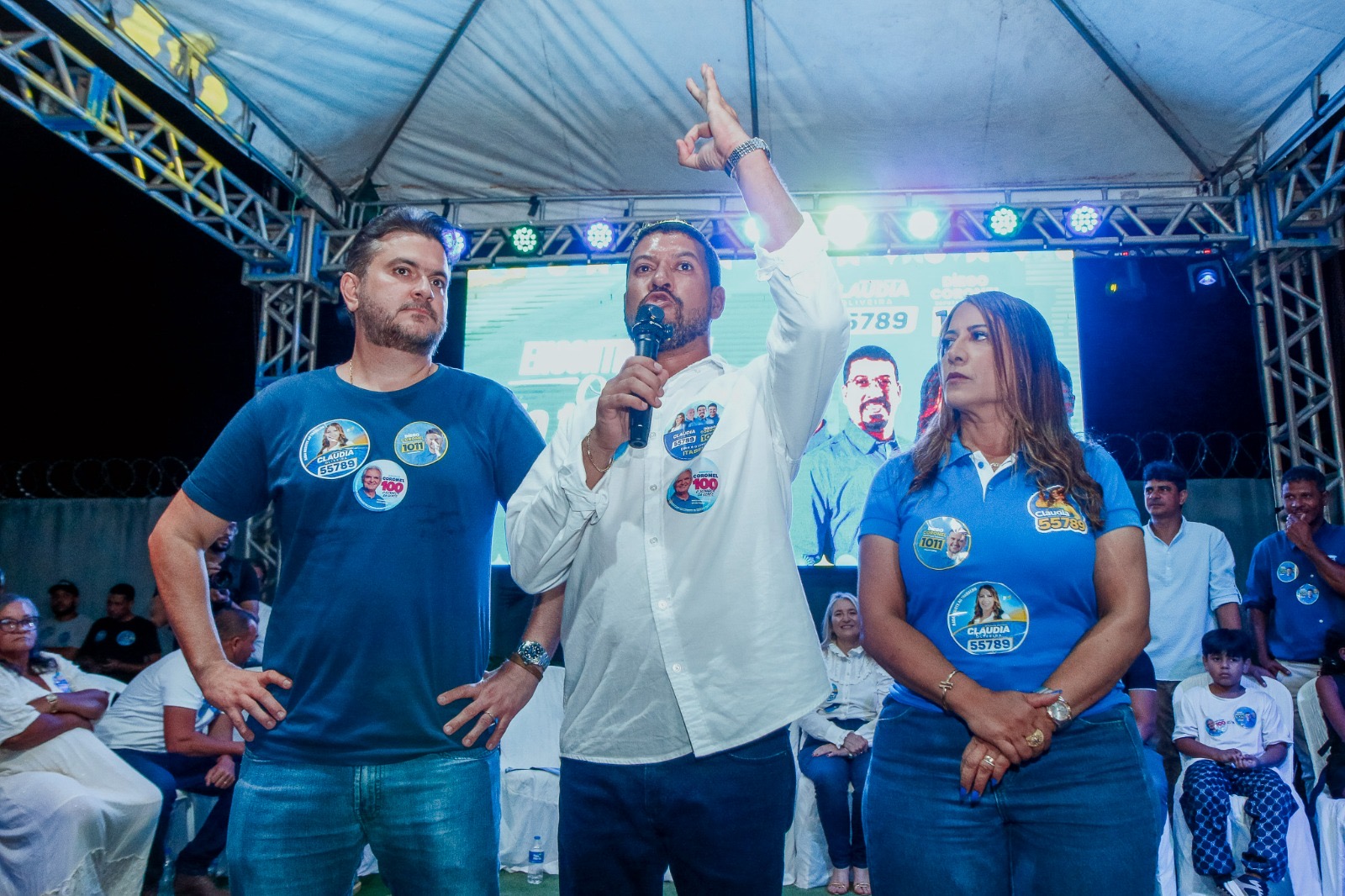 Flauzino e Francisqueto reúnem multidão em encontro político com Cláudia Oliveira e Diego Coronel em Itabela Flauzino e Francisqueto reúnem multidão em encontro político com Cláudia Oliveira e Diego Coronel em Itabela