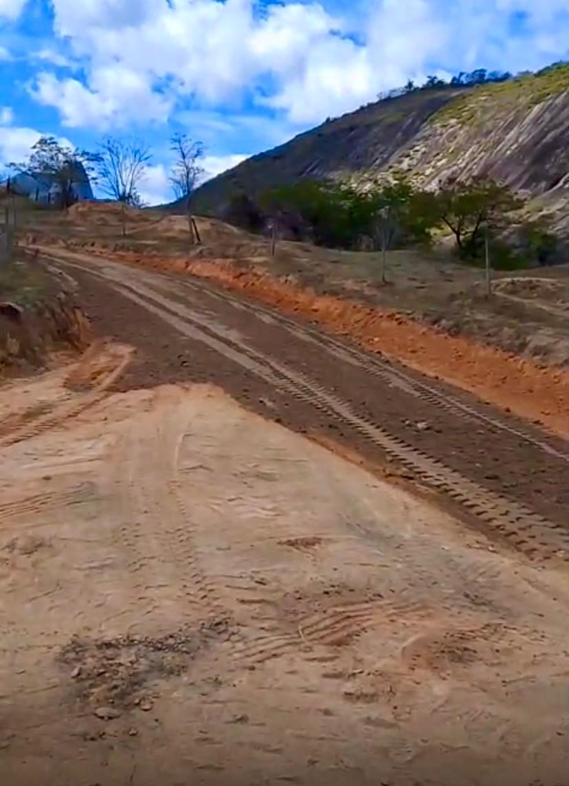 Prefeitura de Guaratinga realiza melhorias em mais de 23 km de estradas no Crrego do Ouro