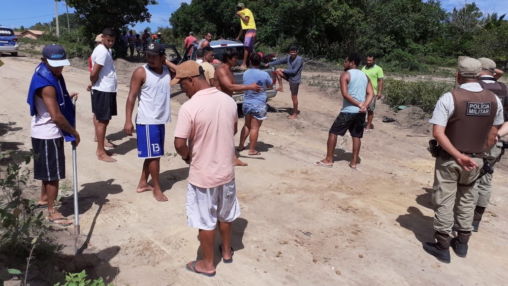 Estrada foi fechada por moradores que alegavam isolamento contra o coronavrus. (Foto: BAHIA DIA A DIA)