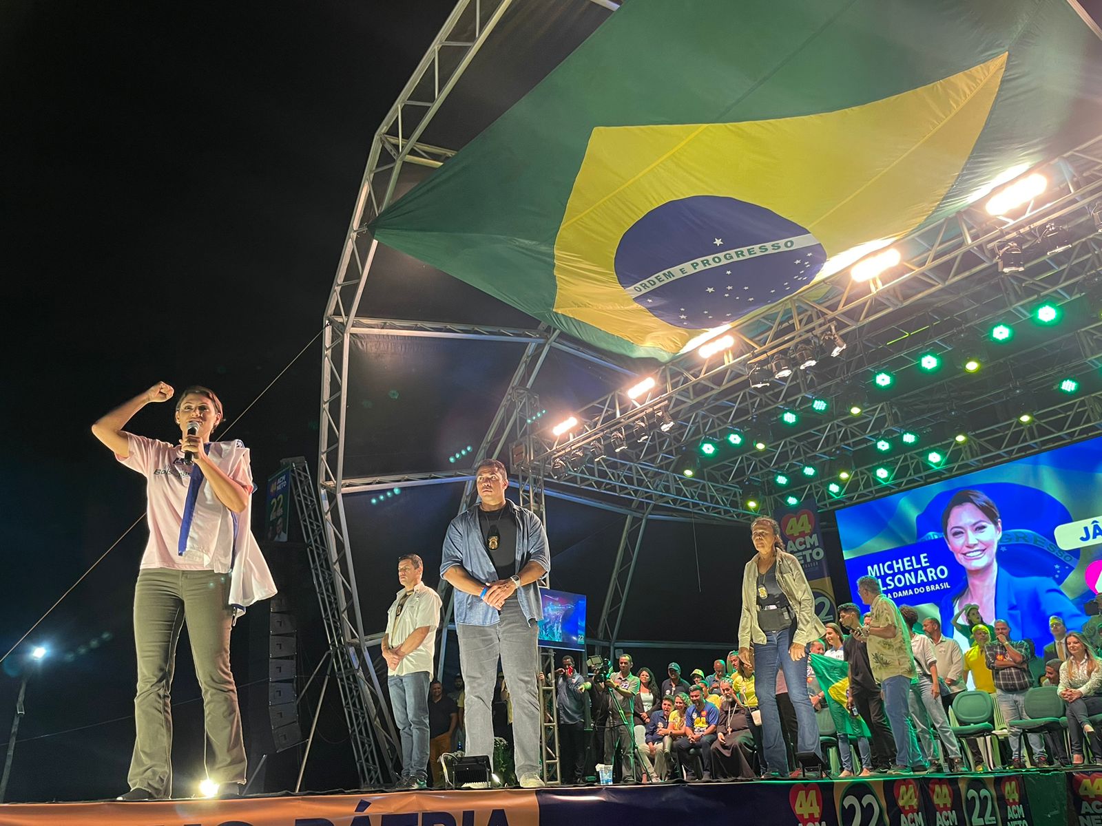 Ao lado da primeira-dama Michelle, Cordlia Torres participa de grande comcio pr-Bolsonaro