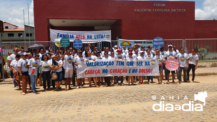 Grupo de servidores tambm protestou em frente ao prdio do Frum do municpio. (Foto: Reproduo/Whatsapp)