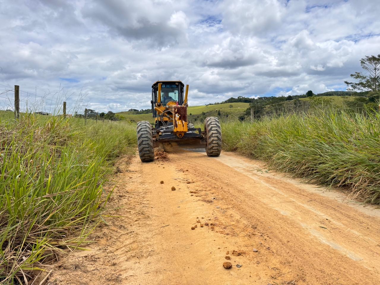 Prefeito Ricardo Flauzino acompanha in�cio da a��o de patrolamento e cascalhamento de estradas vicinais em Montinho