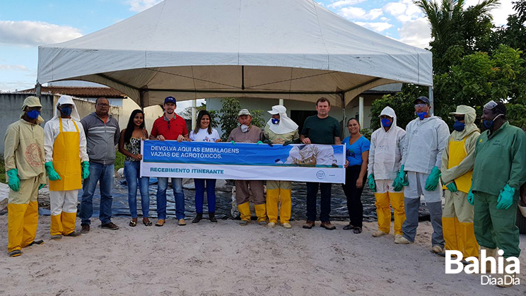 Ao visa recolher embalagens que oferecem riscos de contaminao  natureza . (Foto: Alex Gonalves/BAHIA DIA A DIA)