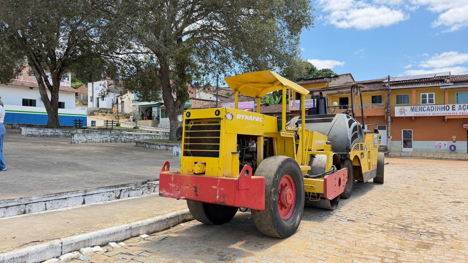 Prefeito Flauzino e vereadora Simone Sossai anunciam chegada de máquinas para pavimentação de Montinho Prefeito Flauzino e vereadora Simone Sossai anunciam chegada de máquinas para pavimentação de Montinho