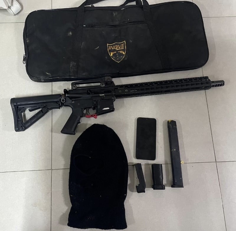 Pol�cia apreende fuzil e recupera ve�culo com restri��o de furto e roubo em Itabela